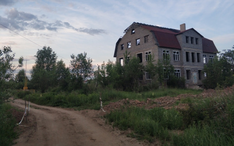 Слышим звуки по ночам: ярославцы требуют снести "дом с привидениями"