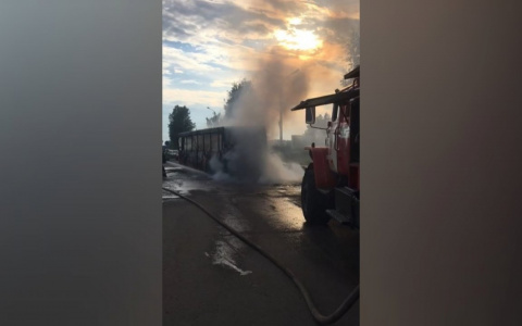 Дым в салоне и битые стекла: в Ярославле автобус выгорел дотла. Видео