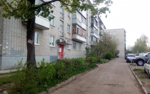 В Ярославле погибла женщина после падения из окна