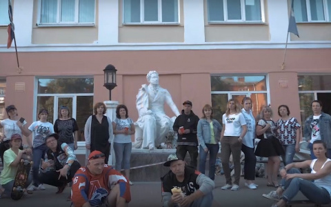"Я уже набил тату": родители ярославских выпускников сняли клип на песню Макса Коржа