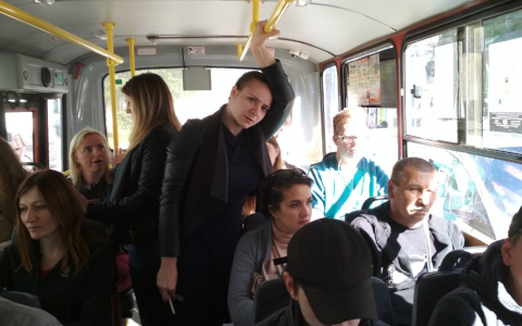 "Льется за шиворот": ярославцы жалуются на автобусы, где нельзя сидеть