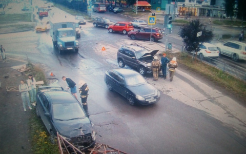Капотом "срезало" забор: Заволгой после аварии авто выкинуло на тротуар