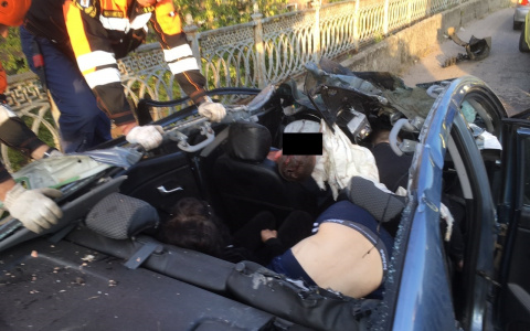 Погибли трое: водителю, который врезался в ограждение на Добрынинском мосту, грозит срок