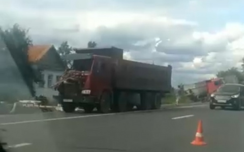 "Всю кабину раскурочило": два больших грузовика столкнулись в Ярославской области