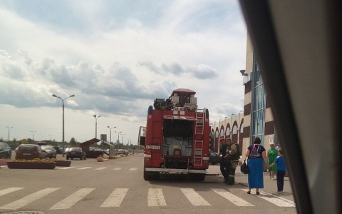 Пятнадцать пожарных машин и толпа на улице: что произошло в крупном ярославском ТЦ