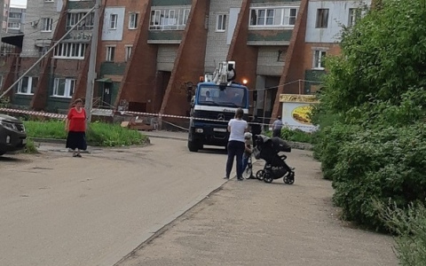 Вернулась из магазина, а дом уже оцепила полиция: что произошло в тихом ярославском дворе