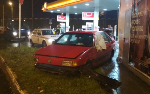 "Отказали тормоза": авто на полном ходу врезалось в заправку в Ярославле