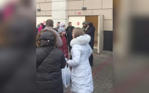 Всех вывели на улицу: в Ярославле эвакуировали крупный торговый центр