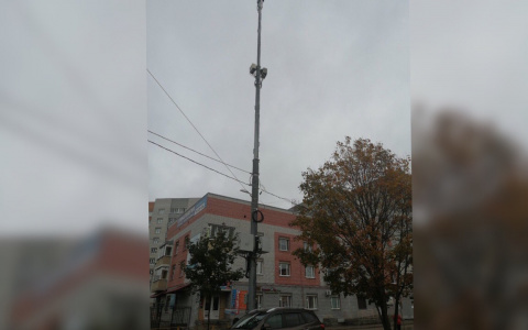«Стране нужны дауны»: ярославцы обсуждают странный электрический объект около школы
