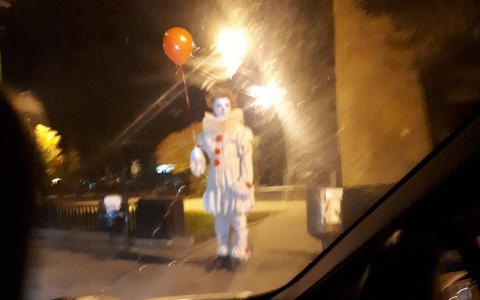 Стоял у дороги в полночь: жуткий клоун Стивена Кинга напугал ярославцев