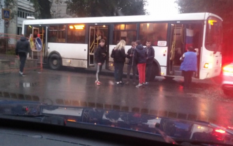 Люди ломанулись к дверям: в Ярославле автобус с пассажирами столкнулся с такси