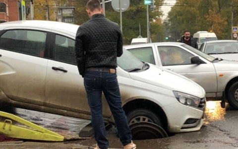 "Пусть предъявит властям": авто провалилось в люк в Ярославле