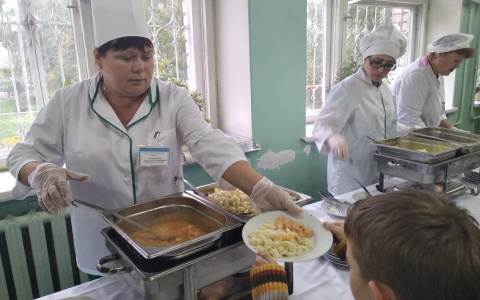 "Пусть в тюрьмах платят": ярославских детей предлагают кормить в школе бесплатно