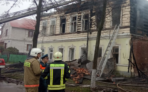 Власти рассказали, сколько получат семьи погибших в пожаре в Ростове Великом