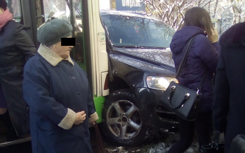 Ее увезла скорая: полный людей автобус врезался во внедорожник под Ярославлем