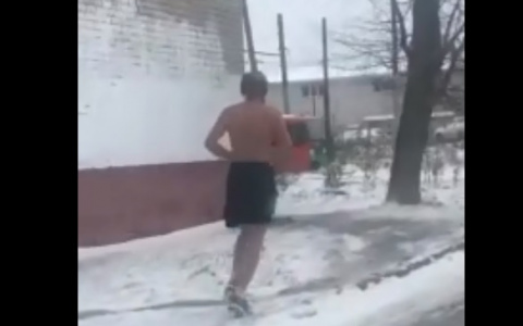 Полуголый мужчина пробежался по улицам Ярославля. Видео