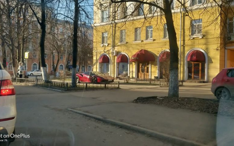 "Ей можно": красный "Феррари" жены депутата припарковался у ресторана в Ярославле