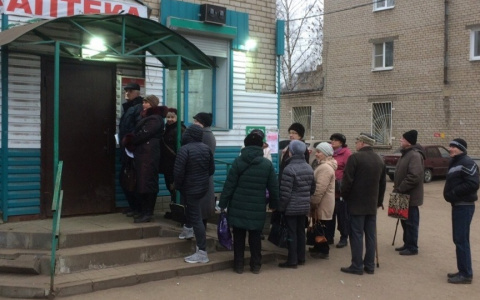 "Упала в обморок": дикие очереди по 400 человек толпятся у аптек Ярославля