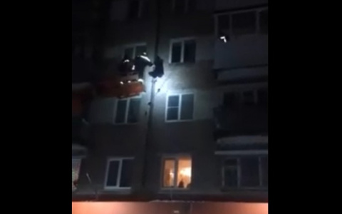 Едва держался и просил о помощи: ярославца спасли от гибели в Новый год. Видео
