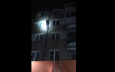 Завис на уровне четвертого этажа: спасатели рассказали о ночном ЧП на Пятерке