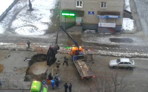 «Не в кипяток и ладно»: в Рыбинске авто провалились в гигантскую яму с водой. Видео