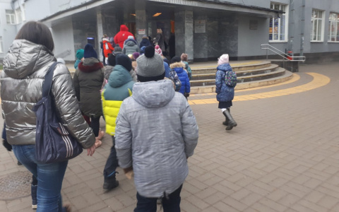 "Кормишь грудью за уроками": мамы не выходят из декрета из-за домашних заданий