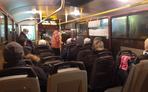 Толпы мерзнут на остановках: ярославцы устроили бунт из-за расписания автобусов