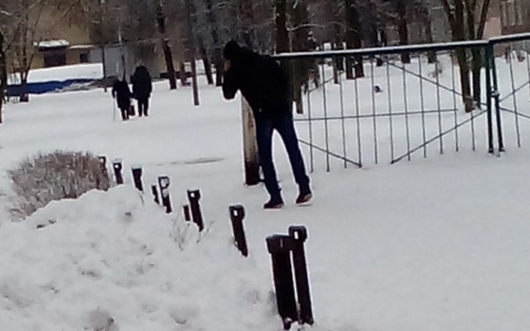 «Преследует детей до подъезда»: подозрительного ярославца боятся родители школьников