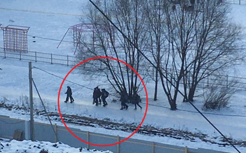 "Дым, и толпа разбегается": взрыв возле иномарки произошел в Ярославле