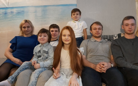 "Поднимаю их одна": секрет воспитания раскрыла мама шестерых детей