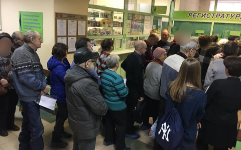 "Гардероб-то не резиновый!": онкобольные в Ярославле жмутся в дикой давке