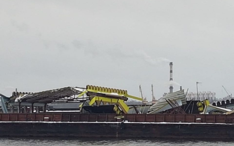 Придется пилить: рассказали, как и когда уберут дебаркадер из Волги