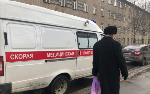 Упал у регистратуры: в поликлинике Рыбинска умер мужчина