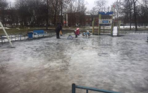 «Стукнулась затылком об лед»: ярославцы об ужасах на детской площадке