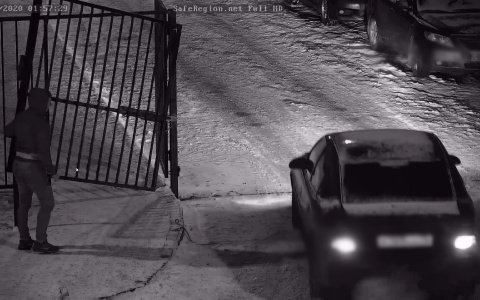 "Мозги отсутствуют напрочь": ярославцы разгромили ворота у жилого дома. ВИДЕО