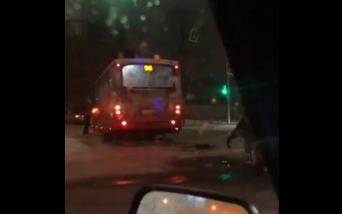 Пассажиры закричали: массовое ДТП с маршрутками произошло в Брагино. Видео