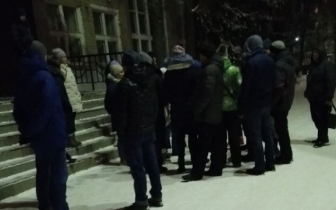 Занимают очередь ночью: родители штурмуют школы в Ярославле