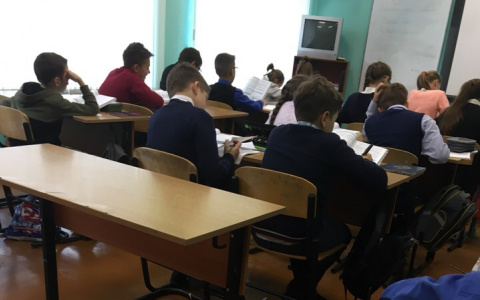 Учителя, гуляйте: в школах уроки будут проверять компьютеры