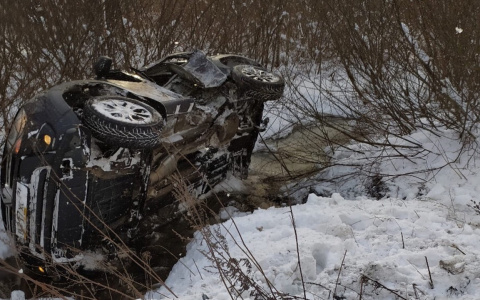 На лету перевернулся в траншею: подробности жуткого ДТП под Ярославлем