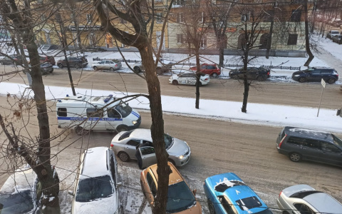 "Он лежал весь синий": возле ТЦ за Волгой убили мужчину