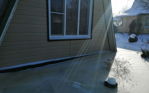 "Рубим лед в домах": жильцы Вакарево требуют компенсации из-за потопа в Ярославле