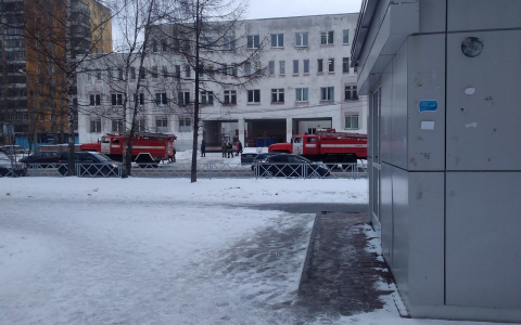 Спецслужбы окружили поликлинику в Ярославле