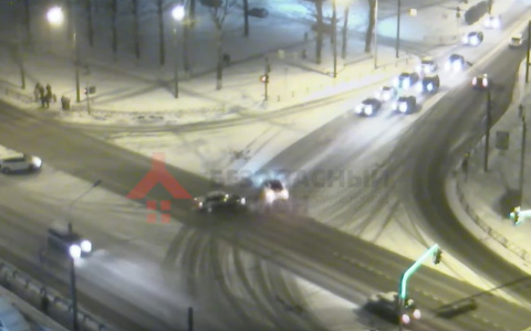 Вывернул руль на тротуар: виновника ДТП на Московском ищут ярославцы