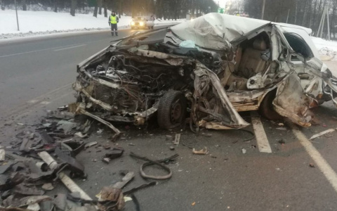 Обломки кузова на трассе: фура раздавила легковушку под Ярославлем