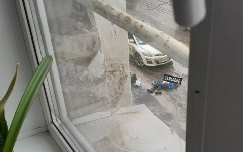 Труп в синей куртке: мужчина погиб на глазах у ярославцев