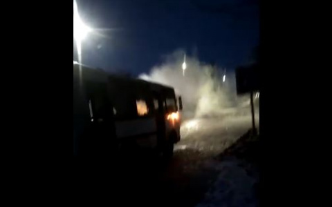 "Закидывали огонь снежками": автобус с людьми загорелся под Ярославлем