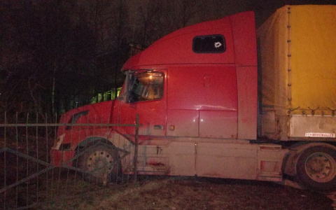 "Кабина была пуста": фура снесла школьный забор в Ярославле. Видео