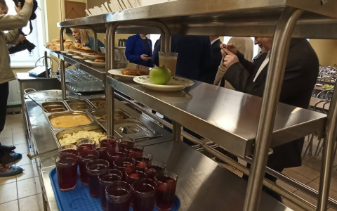 «Бумажные сосиски и горелые оладьи»: родители рассказали, чем кормят школьников в Ярославле