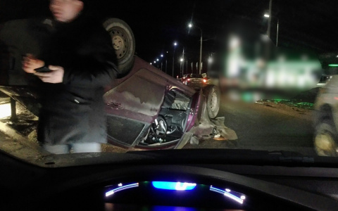 "Из-за знака здесь все бьются": ярославцы ищут очевидцев аварии с перевернувшимся авто