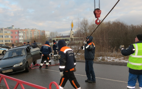 Авто ушло под землю: провал на дороге парализовал движение в Ярославле. Кадры